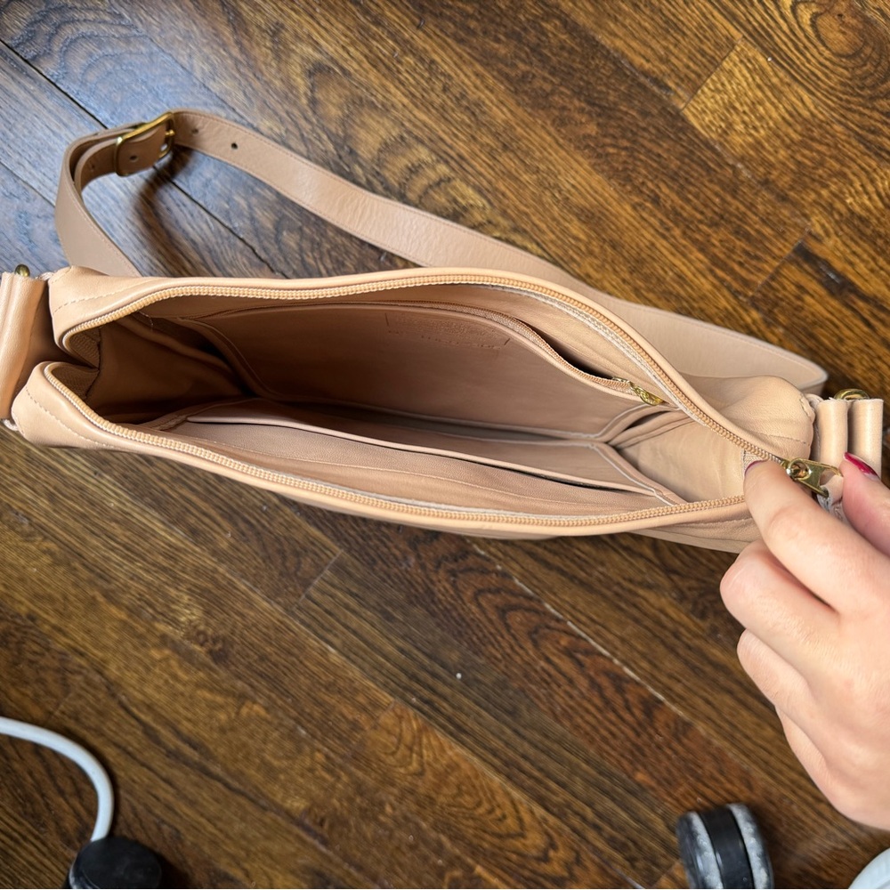 COACH - Vintage Elegant Tan Leather Crossbody Bucket Bag - Picture 9 of 10